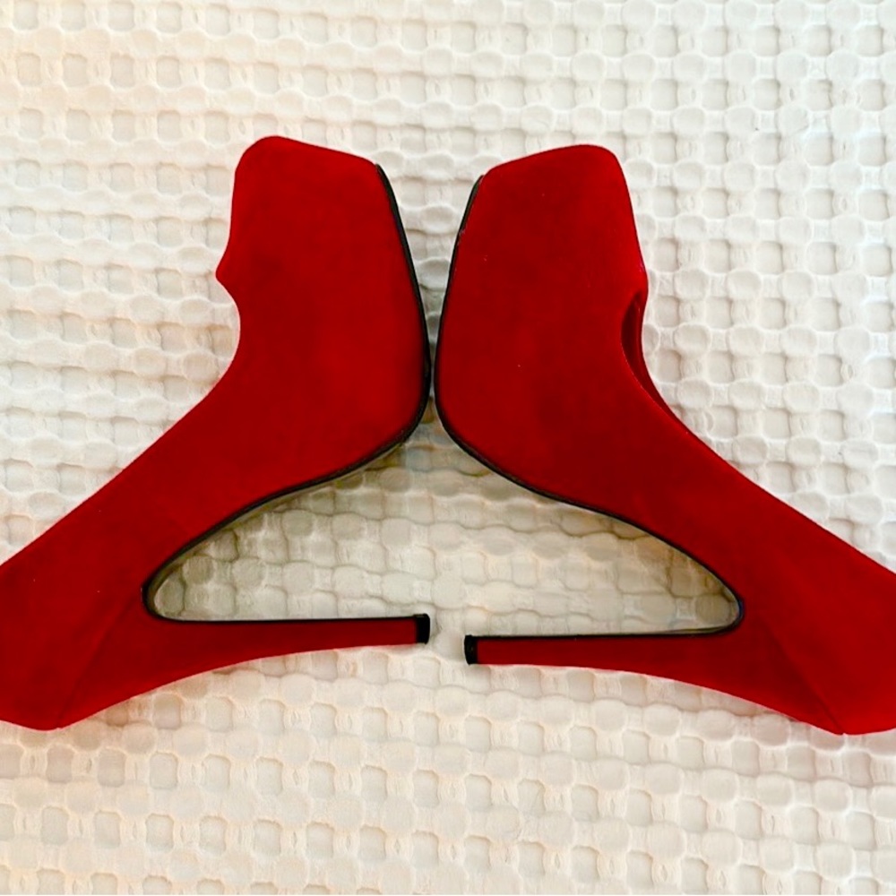 Ruby Red Dorothy Valentine's Suede Heels. Size 7.5.